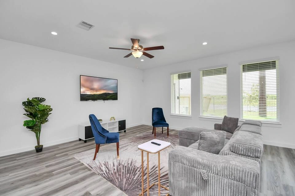 Lakeside 4 Bedroom|Near Downtown
